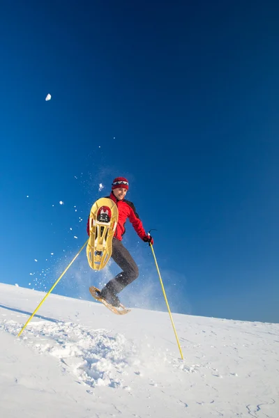 Νεαρός άνδρας να διασκεδάζετε ενώ snowshoeing σε εξωτερικούς χώρους — Φωτογραφία Αρχείου