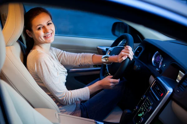 Hübsche junge Frau fährt ihr nagelneues Auto — Stockfoto