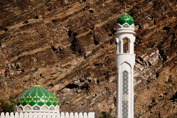 White mosque with minaret against rocky background (Muscat, Oman — Stock Photo, Image