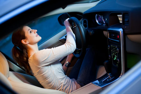 Bella giovane donna alla guida della sua auto nuova di zecca — Foto Stock