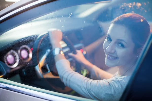 Genç ve güzel kadın onu yepyeni bir araba sürüş — Stok fotoğraf