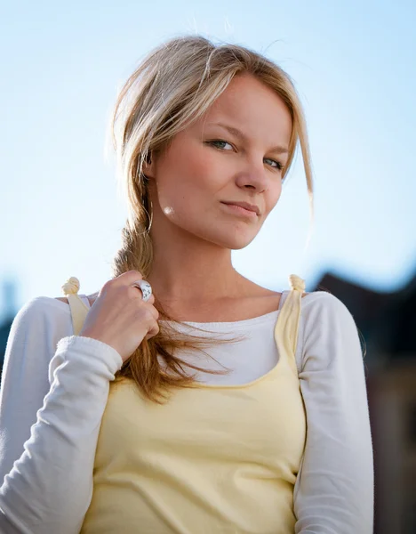Närbild porträtt av en vacker ung kvinna utomhus — Stockfoto