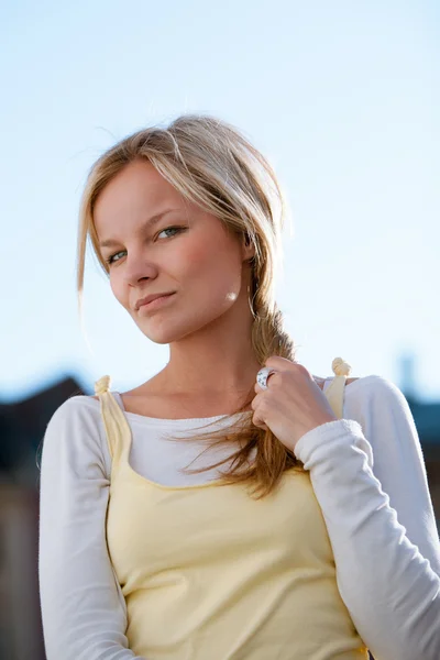 Närbild porträtt av en vacker ung kvinna utomhus — Stockfoto