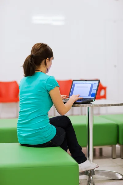 Hübsche junge Studentin mit Laptop auf Uni-Campus — Stockfoto