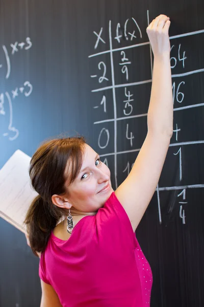 Blackboard bir matematik dersi sırasında öğrencinin — Stok fotoğraf