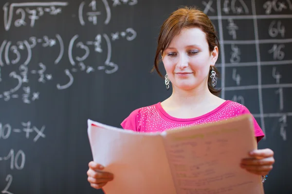 Uczeń przez tablicy w klasie matematyki — Zdjęcie stockowe