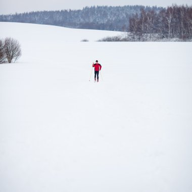 cross-country kayak: genç adam cross-country kayağı