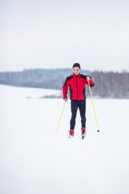 cross-country kayak: genç adam cross-country kayağı