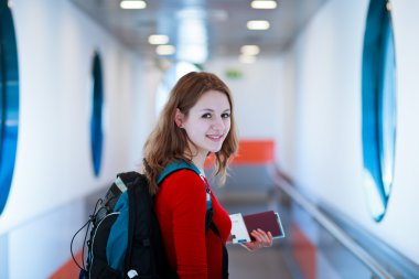 uçağa binmeden bir genç kadının portresi