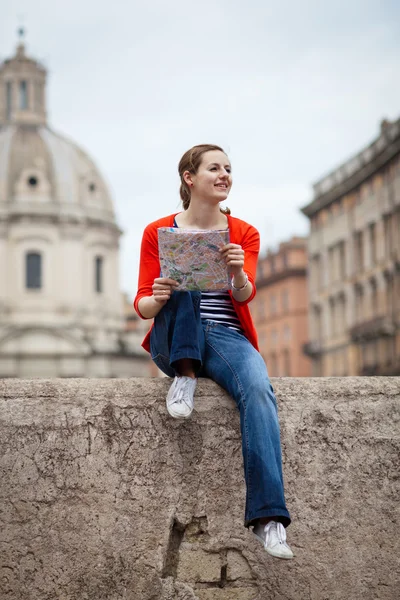 로마, 이탈리아에서 예쁜, 젊은, 여성 관광객의 초상화 — 스톡 사진