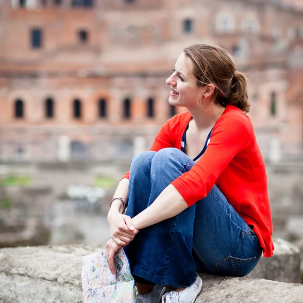 Πορτρέτο του τουρίστας όμορφη, νέος, γυναίκα, στη Ρώμη, Ιταλία — Φωτογραφία Αρχείου