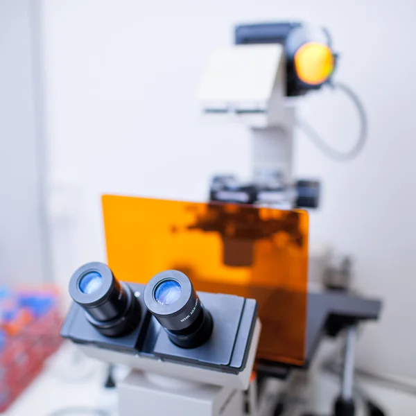 Современный микроскоп в лаборатории — стоковое фото