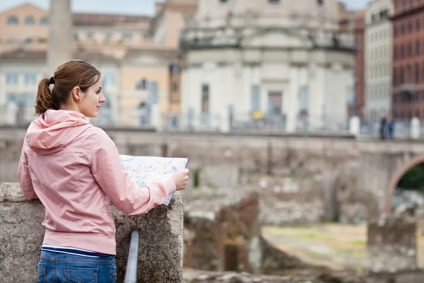 로마에서 지도 들고 꽤 젊은 여성 관광객 — 스톡 사진