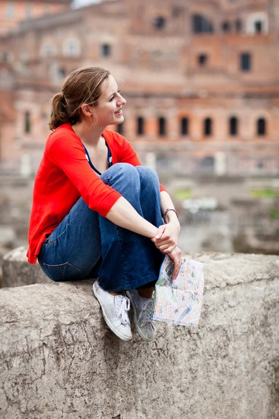 Hübsche junge Touristin mit einer Landkarte in der Hand — Stockfoto