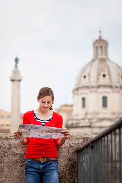 Mooie jonge vrouwelijke toeristische houden een kaart in rome — Stockfoto