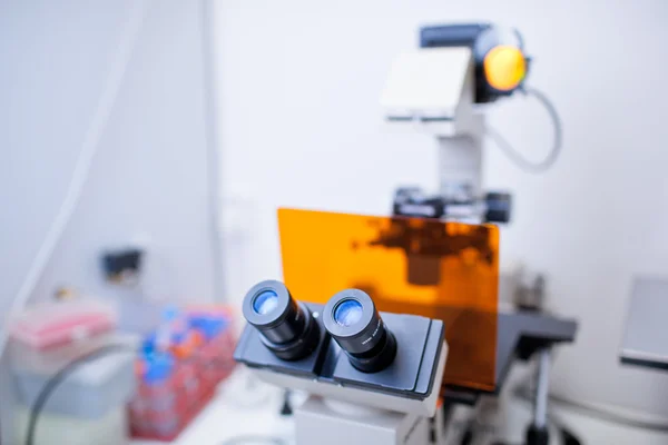 Microscopio moderno en un laboratorio — Foto de Stock