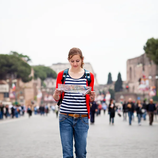 Αρκετά νεαρό θηλυκό τουριστών, κρατώντας χάρτη στη Ρώμη — Φωτογραφία Αρχείου