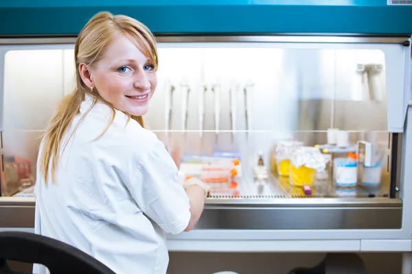 Porträtt av en kvinnlig forskare som forskar i ett labb — Stockfoto