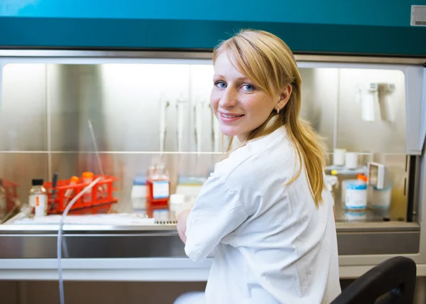 Porträtt av en kvinnlig forskare som forskar i ett labb — Stockfoto