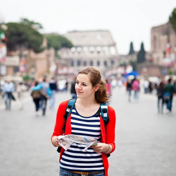 Csinos, fiatal női turisztikai holding megjelenítése Róma térképén — Stock Fotó
