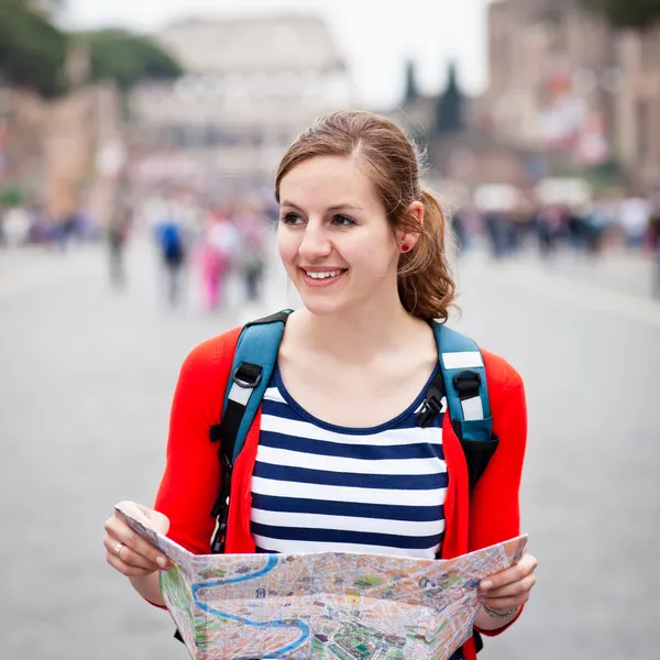 Ganska ung kvinnlig turist håller kartan i Rom — Stockfoto