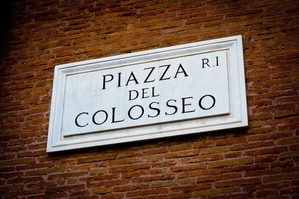 Piazza del colosseo - detail van een straat bord — Stockfoto