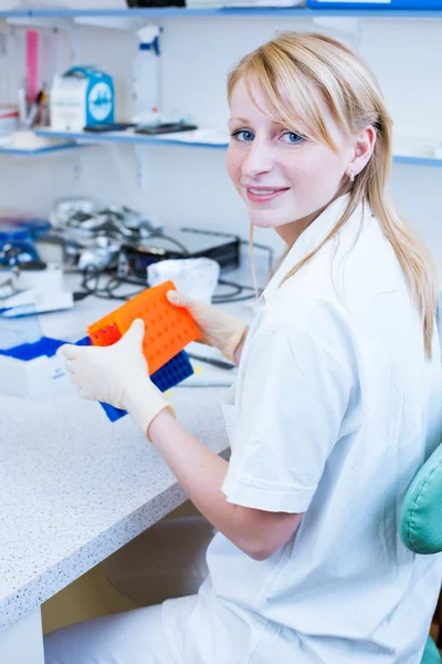 Portret kobiety naukowca robi badania w laboratorium — Zdjęcie stockowe