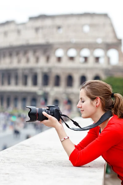 Portret van een mooie jonge toeristische nemen van foto 's — Stockfoto