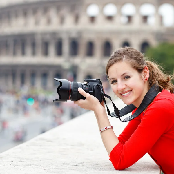 Porträt einer hübschen jungen Touristin beim Fotografieren — Stockfoto