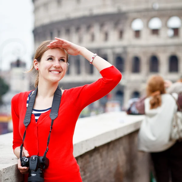 Porträt einer hübschen jungen Touristin beim Fotografieren — Stockfoto