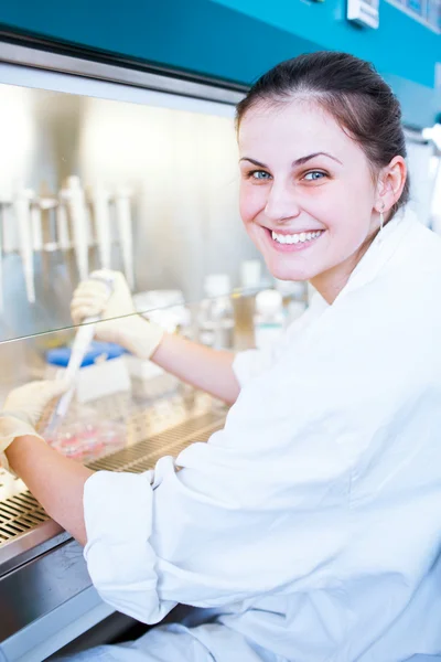 Portrét ženské výzkumník dělá výzkum v laboratoři — Stock fotografie