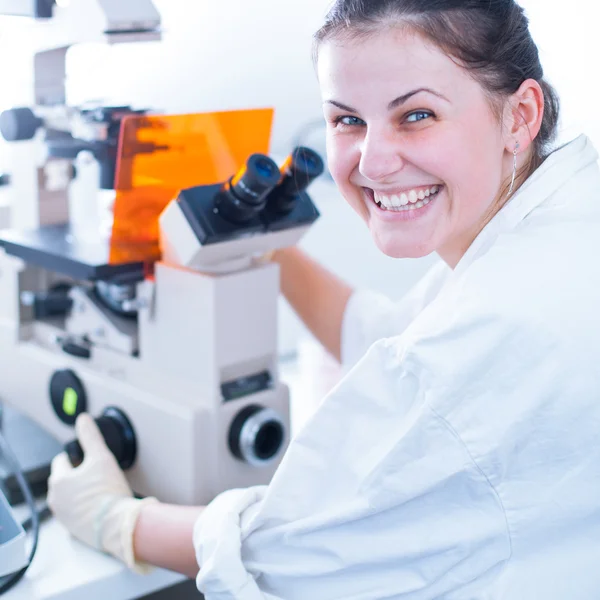Retrato de una investigadora investigando en laboratorio — Foto de Stock