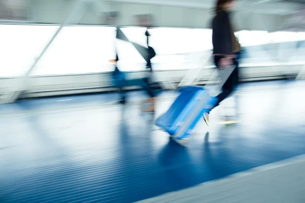 Con sus maletas caminando por un pasillo — Foto de Stock