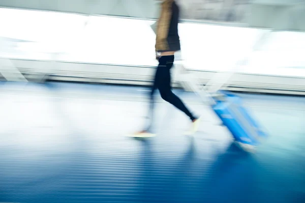 복도 따라 걷는 그들의 가방으로 — 스톡 사진