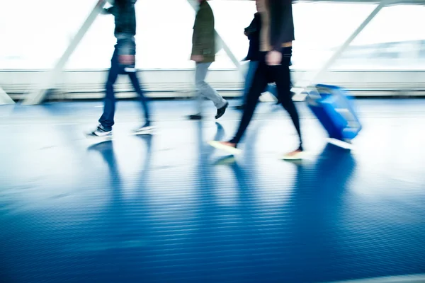 Con le loro valigie che camminano lungo un corridoio — Foto Stock