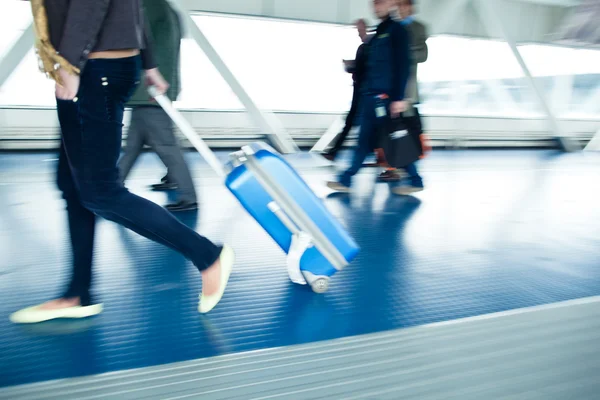 Con sus maletas caminando por un pasillo — Foto de Stock