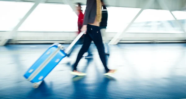 Avec leurs valises marchant dans un couloir — Photo