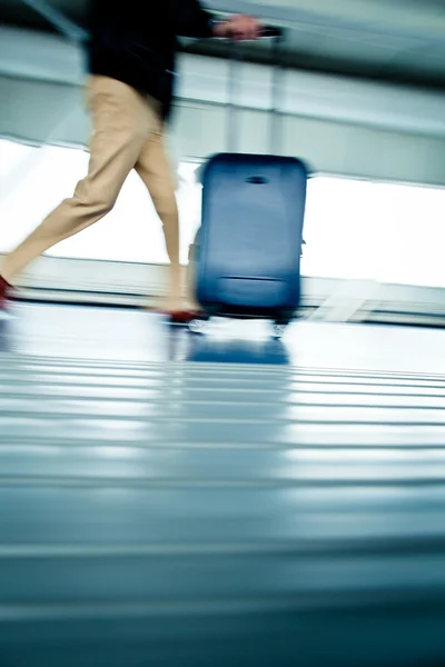 С чемоданами, идущими по коридору — стоковое фото