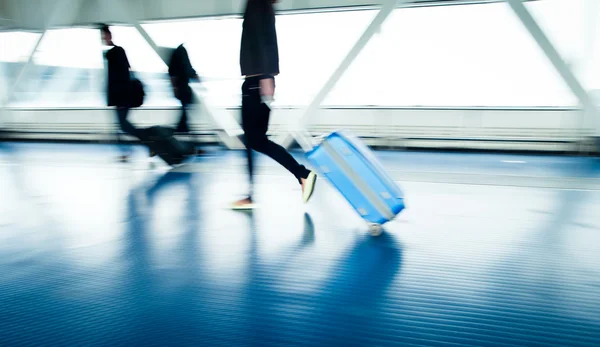 With their suitcases walking along a corridor — Stock Photo, Image