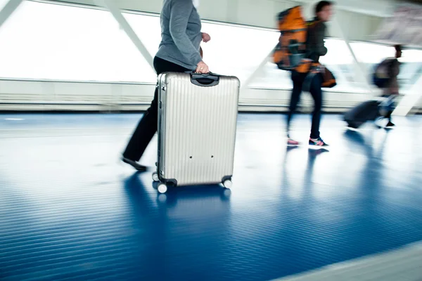 With their suitcases walking along a corridor — Stock Photo, Image