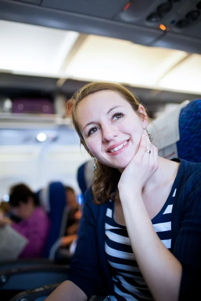 Mooie jonge vrouwelijke passagier aan boord van een vliegtuig — Stockfoto