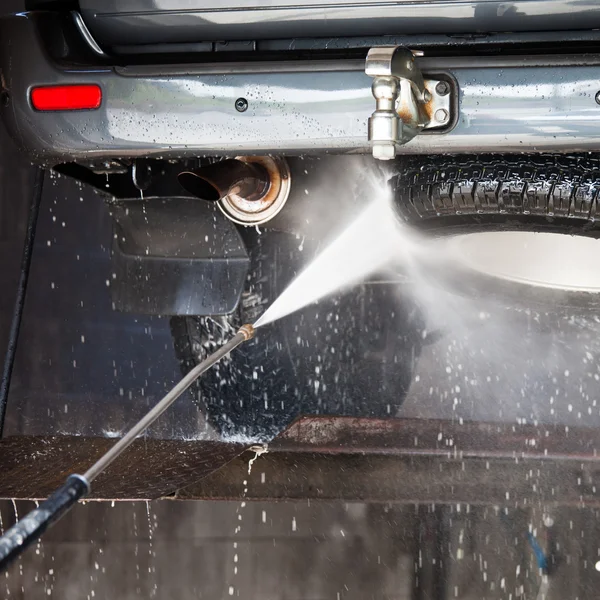 Economisch autoverhuur in een carwash — Stockfoto