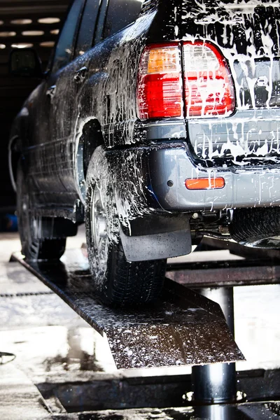 Carros em uma lavagem de carros — Fotografia de Stock