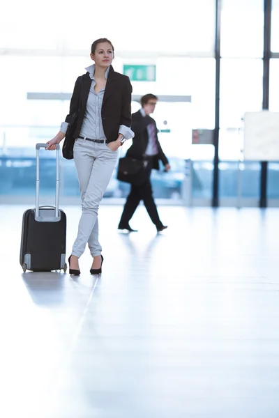 Mooie jonge vrouwelijke passagier op de luchthaven — Stockfoto