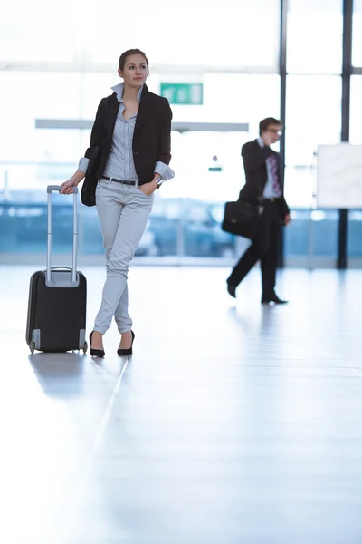 Passeggero femminile piuttosto giovane all'aeroporto — Foto Stock