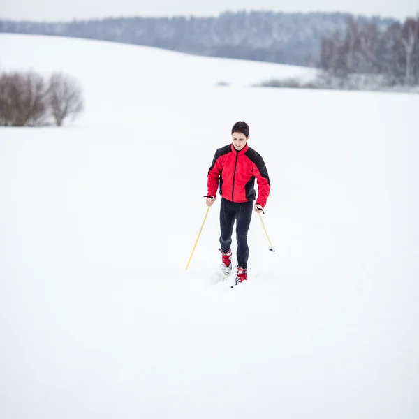 Лыжные гонки: юноша на лыжах — стоковое фото