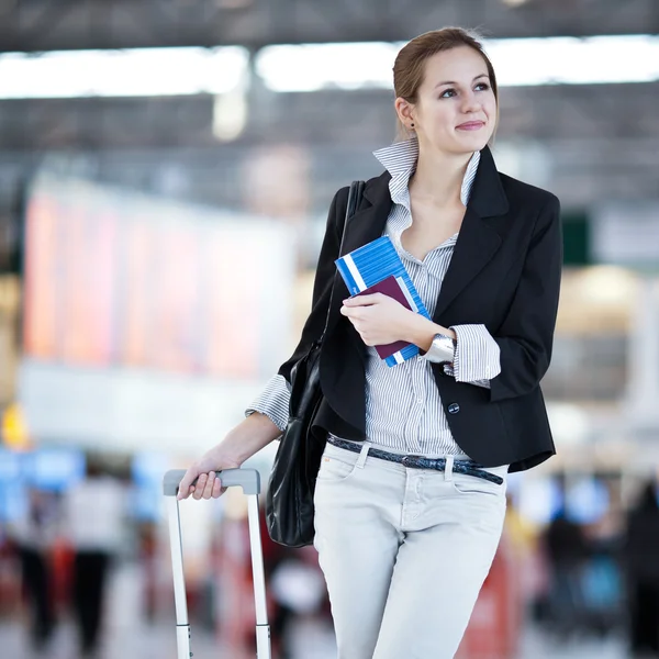 Досить молода жінка пасажир в аеропорту — стокове фото