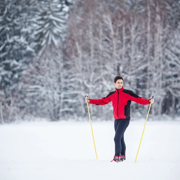Катання на лижах: молодий чоловік катається на лижах — стокове фото
