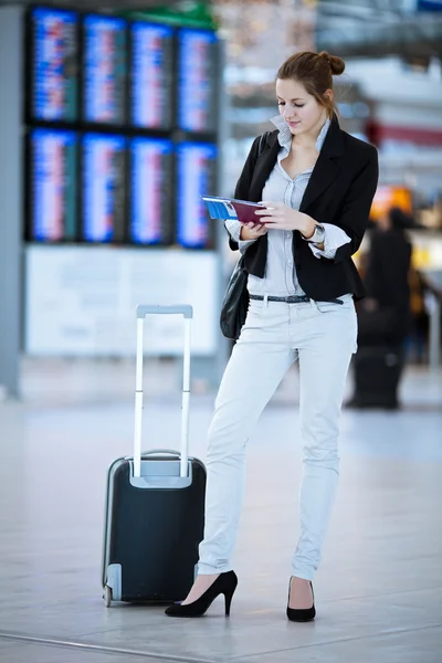 Genç ve güzel kadın yolcu havaalanında — Stok fotoğraf