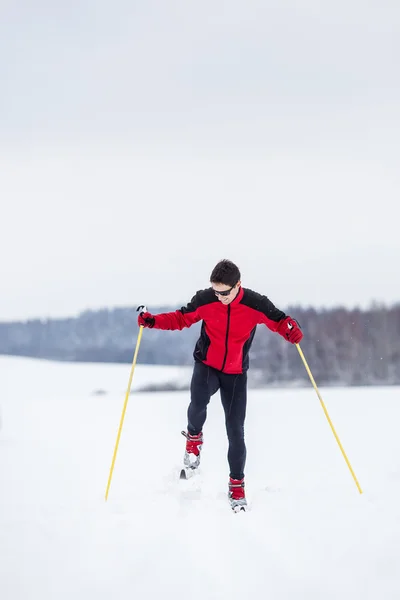 越野滑雪: 年轻男子越野滑雪 — 图库照片
